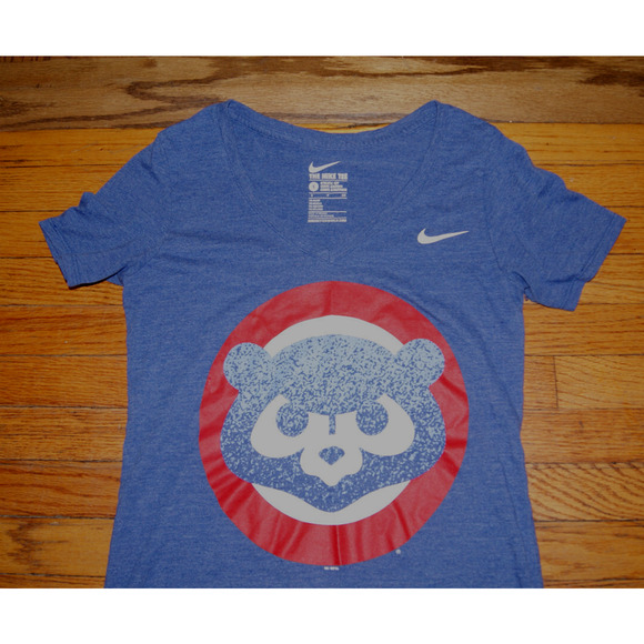 Nike Tee Chicago Cubs Women's Small Short Sleeve Vneck T-Shirt Athletic Cut - Picture 1 of 7